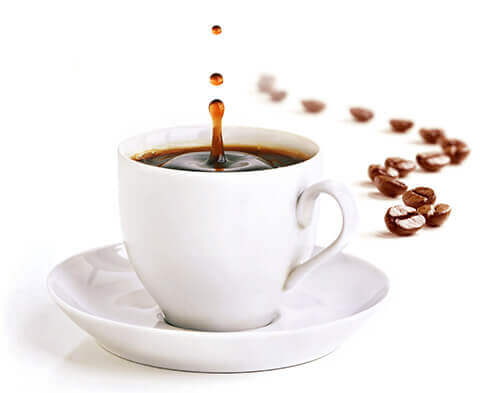 Schwarzer Kaffee mit Kaffeebohnen